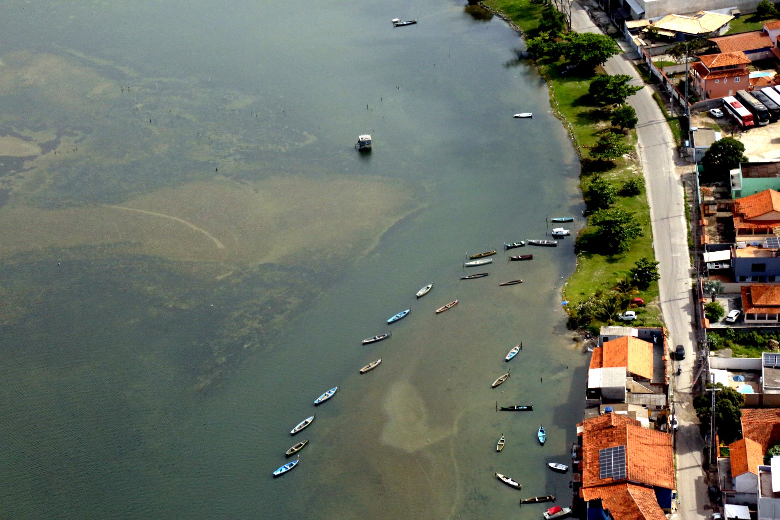 Ambientalista denuncia poluição na Laguna de Araruama com imagens aéreas