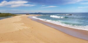 Praia das Pedrinhas, em Rio das Ostras, oferece turismo de contemplação