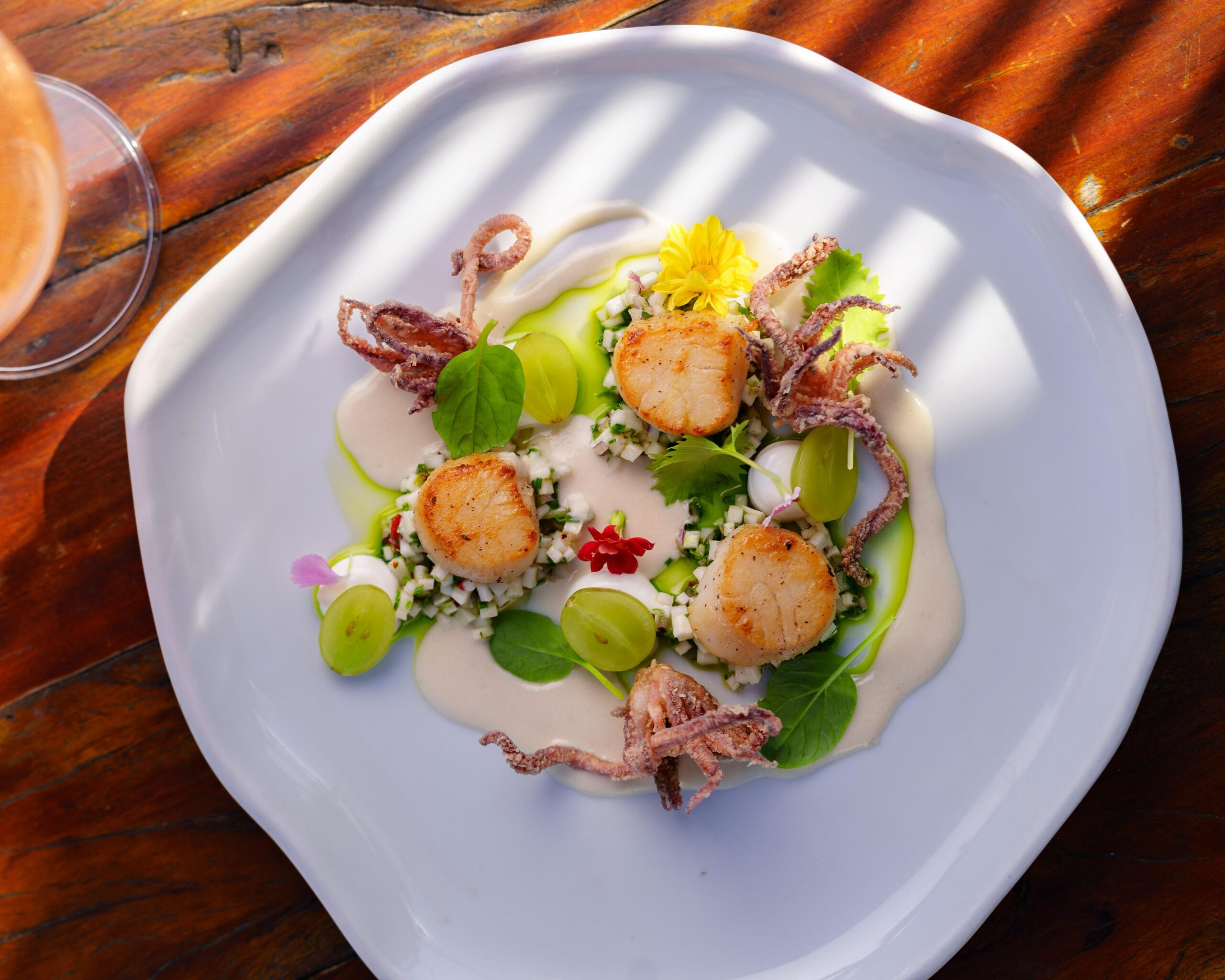 Místico lança menu degustação que celebra a criatividade e os sabores da estação em Búzios