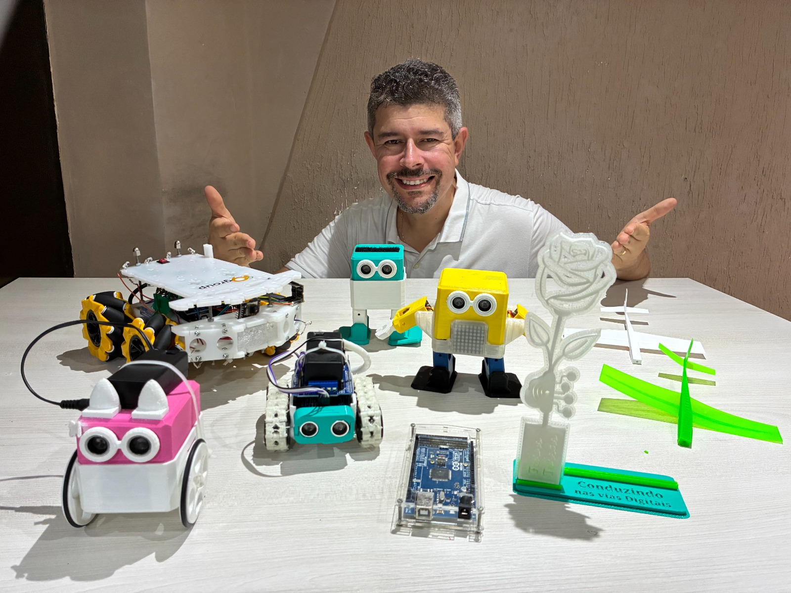 Evento gratuito de robótica e tecnologia em Cabo Frio terá robôs jogadores de futebol