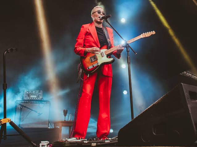 21ª Parada do Orgulho LGBTI+ de Cabo Frio reúne música e militância com show de Maria Gadú neste domingo (6)